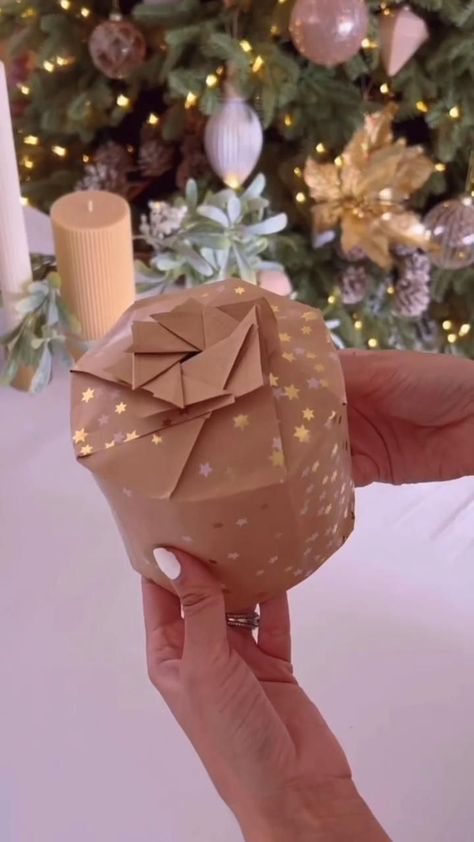 Packing Big Gifts Ideas, Christmas Presents Decorations Ideas, Wrapping A Jar Gift, Wrapping Non Square Gifts, How To Rap Christmas Presents, Jar Gift Wrapping Ideas, Cool Ways To Wrap Gifts Creative, Valentines Day Gift Wrapping Ideas, Circular Gift Wrapping