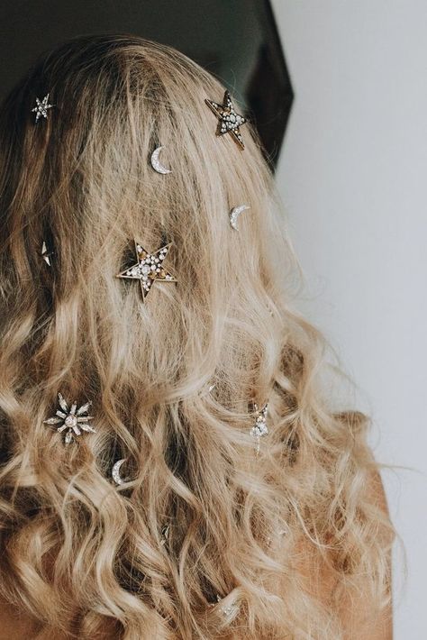 hair bling; beautiful hair ornaments in messy curls Coachella Hair, Lovely Kitchen, Farrah Fawcett, Hair Envy, Rehearsal Dinner, Pretty Hairstyles, Stars And Moon, Rolling Stones, Bridal Accessories