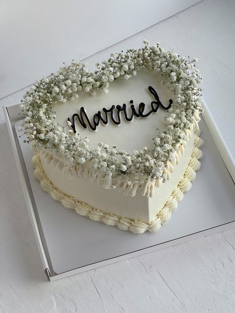 Simple Wedding Cake Chocolate, Civil Wedding Celebration, Vintage Just Married Cake, Wedding Cake Without Fondant, Grooms Cookie Cake Ideas, Love Heart Wedding Cake, Bridal Cakes Ideas Simple, Nikkah Cupcakes, Casual Wedding Cake