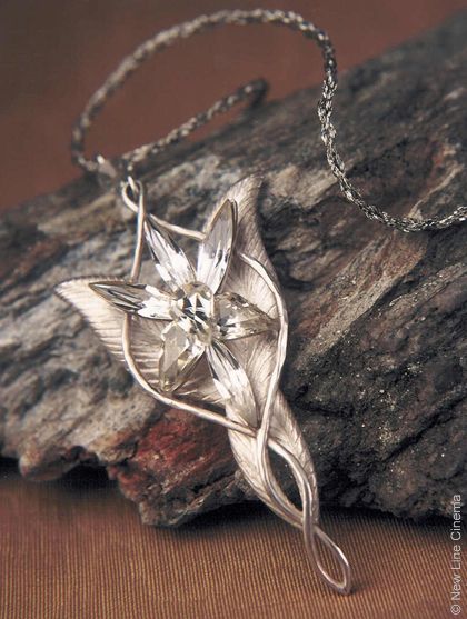 Arwen's Evenstar necklace. I have a friend who has one of these! Anna over and out! Magical Movies, Portfolio Reference, Fantasy Room, Fellowship Of The Ring, Movie Costumes, Wire Crafts, Fantasy Jewelry, One Ring, Middle Earth