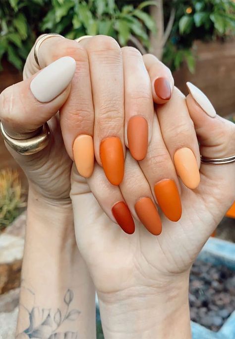 autumn nails, fall nails, acrylic nails, autumn acrylic nails designs, acrylic fall nails design #fallnails #acrylicnails Simple Fall Nails, Fall Gel Nails, Fall Nail Art Designs, Pumpkin Nails, Simple Acrylic Nails, Fall Acrylic Nails, Thanksgiving Nails, Gradient Nails, Beautiful Nail Designs