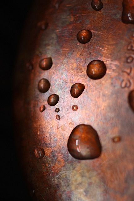 burnished copper pots strategically hung for art appreciation and easy access serving. Decorating 101, Drops Of Water, Copper Kettle, Copper Cookware, Copper Pots, Copper Rose, Bad Design, Colour Board, A Metal