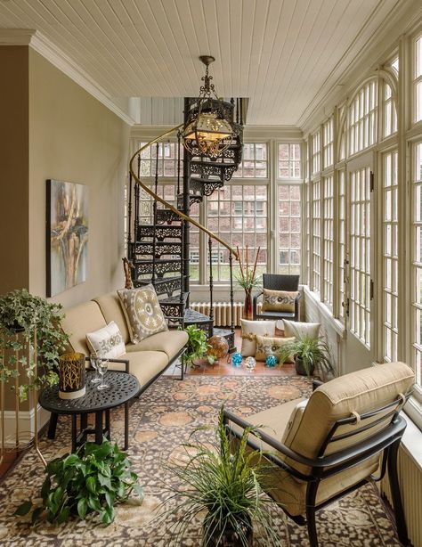 20 Picturesque Traditional Sunroom Designs That Will Extend Your Home 4 Season Sunroom Ideas, Sunroom Remodel, Cozy Sunroom, Small Sunroom, Four Seasons Room, Sunroom Furniture, Sunroom Decorating, Sunroom Designs, Relaxation Room