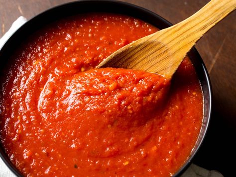 This will be your go-to easy red sauce #recipe #tomatosauce #italianfood Italian Gravy, Red Sauce Recipe, Decorações Com Comidas, Fresh Tomato Sauce, Easy Italian, Red Sauce, Serious Eats, Alfredo Sauce, Secret Recipe