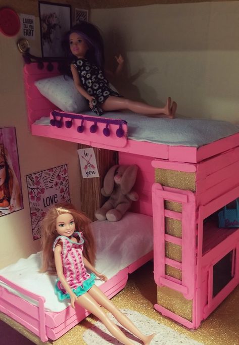 Bunk bed with popsicle sticks,  styrofoam,  old sheet, paint Barbie Bunk Bed Diy, Diy Barbie Bunk Beds, Wooden Barbie House, Doll Bunk Beds, Barbie Diy Accessories, Barbie House Furniture, Barbie Crafts, Diy Barbie House, Doll Furniture Diy