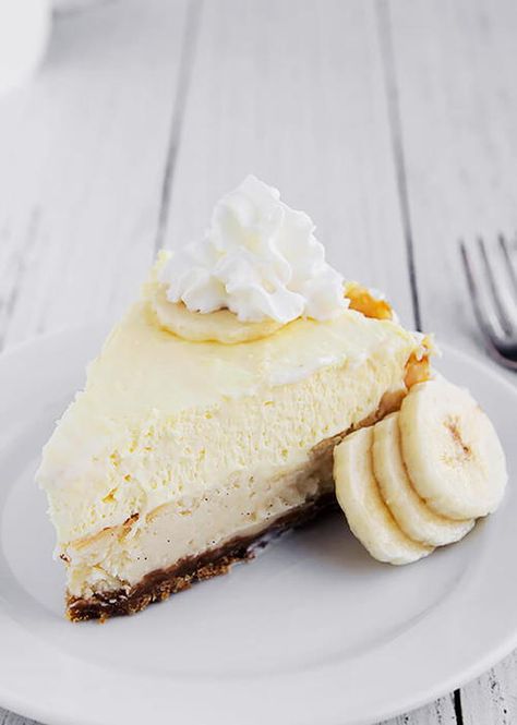 Copycat Cheesecake Factory Banana Cream Pie Cheesecake Banana Cream Pie Cheesecake, Holiday Cheesecake Recipes, Copycat Cheesecake Factory, Cheesecake Factory Copycat, Banana Cream Cheesecake, Banana Cream Pie Recipe, Banana Cream Pudding, Cheesecake Factory Recipes, Frozen Cheesecake