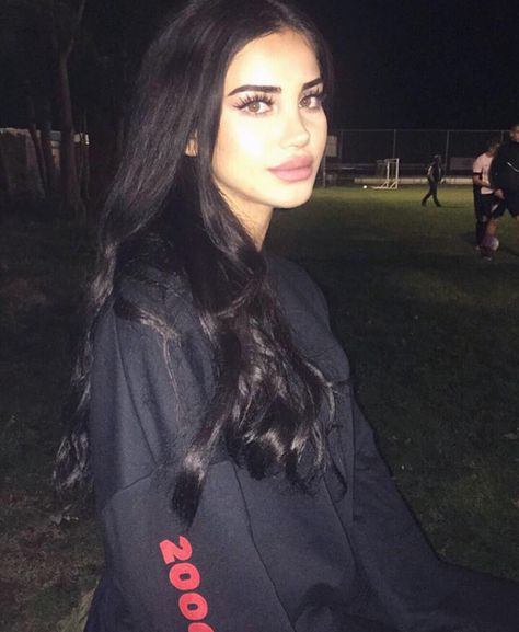 Negin Vand Cute Upturned Button Nose, Dark Features Women, Pretty Arab Girl, Pretty Girl With Black Hair, Pretty Black Haired Girl, Black Hair Outfits, Black Hair Outfit Ideas, Pretty Black Hair, Negin Vand