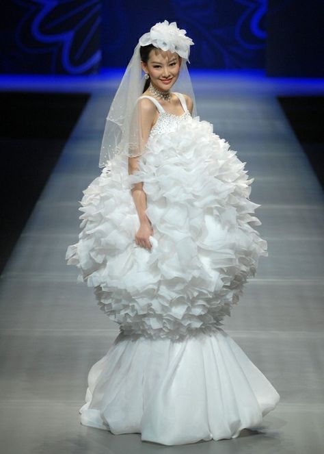 Ugliest Wedding Dress Funny, Ugly Wedding, Weird Wedding Dress, Ugly Wedding Dress, Moda China, Worst Wedding Dress, China Fashion Week, Ugly Dresses, Crazy Wedding