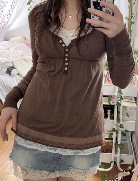 Hollister Y2k Babydoll Top, Cami Under Shirt, Brown Cami Top Outfit, Brown Babydoll Top, Babydoll Tops Aesthetic, Hollister Babydoll Top Outfit, Babydoll Tops Outfit, Brown Lace Top Outfit, Abercrombie Babydoll Top