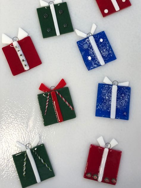 Glass Fusing Christmas Ideas, Fused Glass Small Projects, Fused Glass Christmas Tree Ornaments, Fused Glass Ornaments Ideas, Christmas Fused Glass Ornaments, Fused Glass Ornaments Christmas, Christmas Fused Glass Ideas, Glasfusing Ideas, Fused Glass Christmas Ornaments