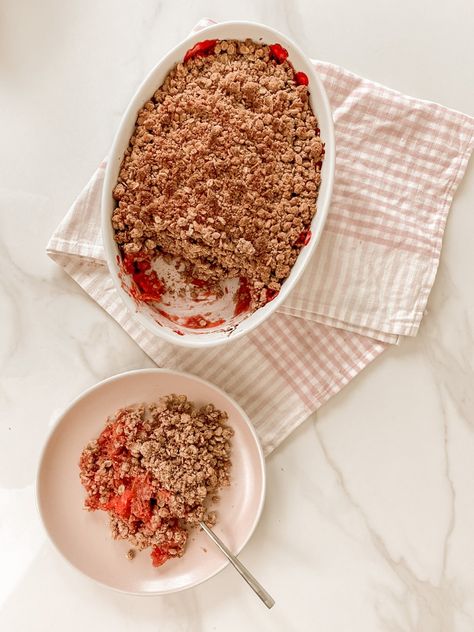 Healthy Rhubarb Crumble Recipe- Vegan + Gluten Free - Nourish Your Glow Rubarb Crumble, Gluten Free Rhubarb Recipes, Rhubarb Crumble Recipe, Vegan Puddings, Rhubarb Crumble Recipes, Vegan Pudding, Chocolate Peanut Butter Fudge, Rhubarb Crumble, Clean Baking