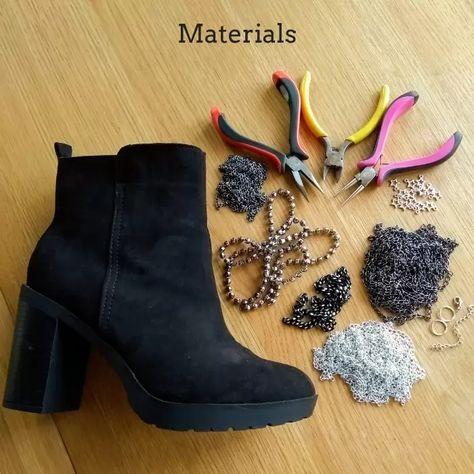 Boot Charms Diy, Diy Boot Chains, Diy Boot Jewelry, Boot Jewelry Diy Ideas, Diy Festival Accessories, Boot Chains Diy, Boot Makeover, Beaded Boots, Diy Boots