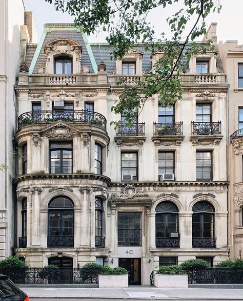 French Townhouse Exterior, Manhattan Apartment Luxury, Upper East Side House, Luxury Apartments Exterior, New York Romance, Nyc Mansions, Apartment Building Exterior, Fancy Apartment, Luxury Apartment Building