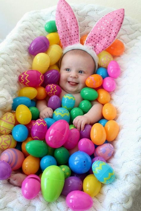 Baby Easter Pictures, Baby Holiday Photos, Easter Baby Photos, Photo Bb, Easter Pics, Easter Photoshoot, Baby Milestones Pictures, Easter Photography, Foto Newborn