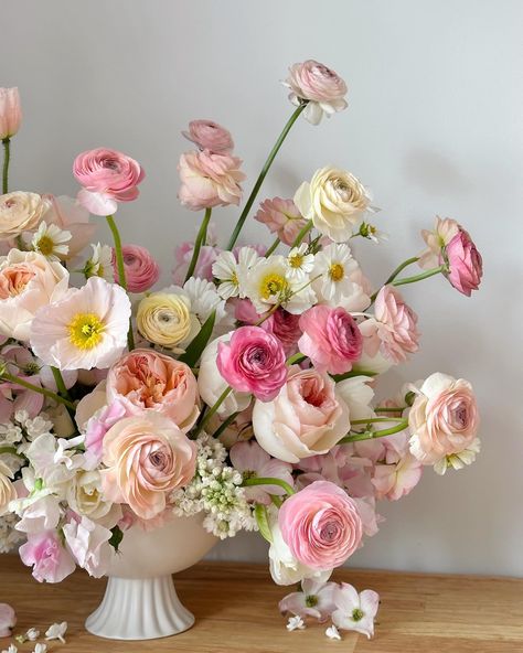 Peachy pinks are my forever favourite 🍑🎀🌸✨ If you want to learn how to make the prettiest table arrangements, come along to my workshop on Tuesday the 19th of November! Tickets are still available- I’d love to see you there 🫶🏼✂️🌱 • • • • #brisbaneflorist #thisisbrisbane #flower #brisbaneflowersdelivered #flowerbouquet #blooms #floral #brisbaneevents #flowerlove #brisbaneweddings #weddingflorist #love #brisbanebrides #bridalbouquet #brisbaneflowerdelivery #weddingflowers #freshflowers #flowe... Floral Therapy, Senior Hoco, Peach Ranunculus, Flowers Delivered, Pretty Tables, Table Arrangements, Wedding Florals, Ranunculus, Peachy Pink