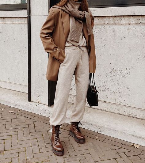 Brown Chunky Boots Outfit, Brown Chunky Boots, Chunky Boots Outfit, How To Wear Sweatpants, Winter Pant, Winter Uniform, Student Aesthetic, Athleisure Trend, Fits Inspo