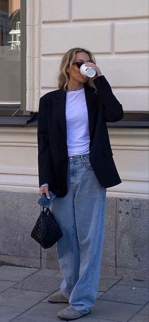 Casual Navy Blazer Outfit Women, Smart Casual Work Outfit Women Summer Business Casual, Navy Blazer Outfit Women Casual, 2023 Interview Outfit, Oversized Navy Blazer Outfit, Navy Blue Blazer Street Style, Casual Black Blazer Outfits, 90s Style Oversized Blue Top, Oversized Blue Blazer For Workwear