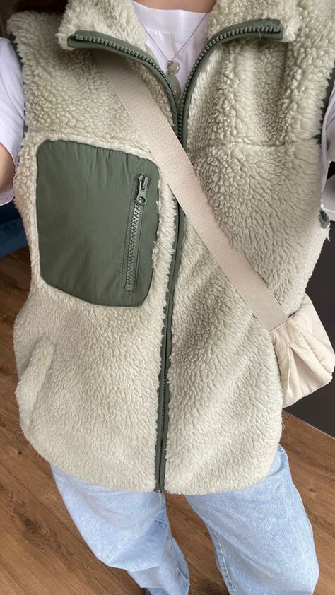 White Fleece Vest Outfit, Borg Gilet Outfit, Fleece Gilet Outfit, Fleece Vest Outfit, Gilet Outfit Women, Gilet Outfit, Surfergirl Style, Fleece Gilet, Outfit Styles