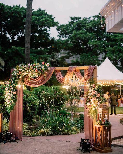 Entrance For Wedding Reception, Outdoor Stage Decorations Wedding, Main Gate Decoration Ideas, Entry Gate Design For Wedding, Gate Entrance Wedding Decor, Gate Design Wedding, Engagement Entrance Decor, Wedding Entry Gate Decoration, Wedding Gate Decor