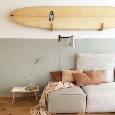 Find style tips from beach houses and cottages to give your city home a weekend spirit. Surfer Bedroom, Surf Room, Casa Clean, Surfboard Decor, Surf Vibes, Surf Decor, Beach Room, Surf House, Coastal Living Rooms