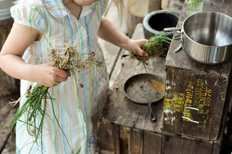 DIY: Mud Pie Kitchen: Gardenista - Lord knows I've made my fair share of mud soup, mud burgers, and mudpies. Outdoor Play Kitchen, Mud Pie Kitchen, Ideas Habitaciones, Outdoor Play Spaces, Natural Playground, Children's Garden, Mud Kitchen, Outdoor Classroom, Nature Play