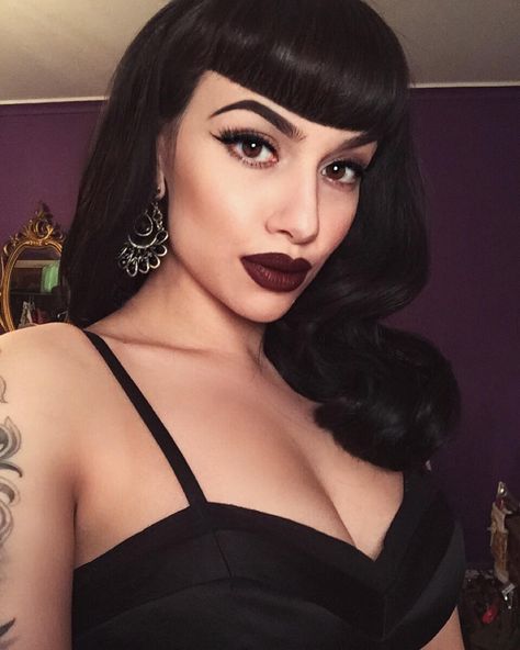 Ver esta foto do Instagram de @marinaandthesummerday • 5,779 curtidas Cabelo Pin Up, Betty Bangs, Bettie Bangs, Rockabilly Hair, Dark Lipstick, Modern Haircuts, Pin Up Hair, Bettie Page, Long Hair With Bangs