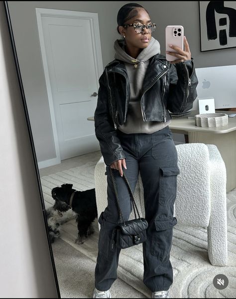 Chill Church Outfit Black Women, Shein Fall Outfits, Winter Outfits Black Women, Cargo Fashion, Fall Szn, American Street Style, Twitter Threads, All Black Outfits, Grey Cargo Pants