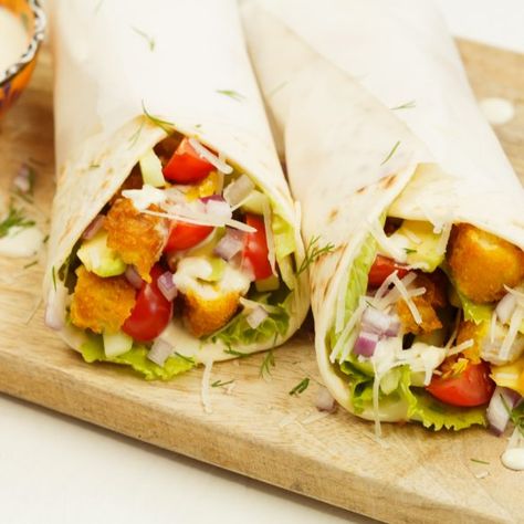 Wrap met krokante kip en honing-mosterdsaus Lunch Wraps, Easy Lunch Recipes, Easy Lunch, Happy Foods, Weird Food, Chicken Wraps, Wrap Recipes, Wrap Sandwiches, Easy Lunches