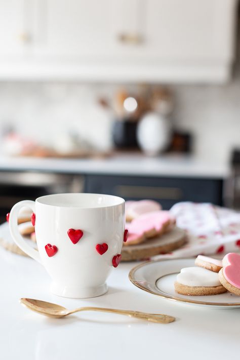 Adorable mug with little ceramic hearts. An easy DIY using polymer clay. Perfect for Valentine's day. Valentines Clay Projects, Valentines Day Ceramics Ideas, Valentines Ceramic Ideas, Ceramic Valentine Ideas, Valentine Pottery Ideas, Valentines Clay Ideas, Valentines Ceramics, Valentines Pottery, Valentine Pottery