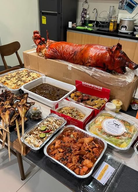 Food Area For Sbh, Filipino Foods Aesthetic, Lechon Baboy Filipino Food, Lechon Baboy, Filipino Food Party, Philippine Photography, Soju Drinks, Menu Christmas, Au Pics