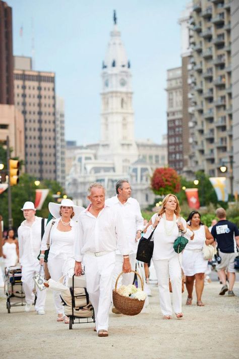 Dîner en Blanc Philadelphia Recap and Pictures Dinner En Blanc Outfit, Elegant Picnic, Picnic Accessories, Picnic Food, Secret Places, White Outfits, All White, Mississippi, Diner