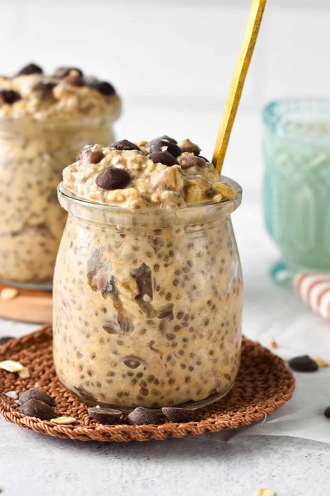 This Cookie Dough Overnight Oats is the perfect healthy breakfast for cookies lovers. It tastes like raw cookie dough, but 100 % much healthier packed with wholegrains oats, vitamins and proteins.This Cookie Dough Overnight Oats is the perfect healthy breakfast for cookies lovers. It tastes like raw cookie dough, but 100 % much healthier packed with wholegrains oats, vitamins and proteins. Oatmeal Cookie Overnight Oats, Cookie Dough Oats Overnight, Overnight Oats Recipe Cookie Dough, Overnight Oats Cookie Butter, Cookie Dough Overnight Oats Healthy, Basic Overnight Oats Recipe, Oats Recipes Breakfast, Best Overnight Oats Recipe, Quick Cookies