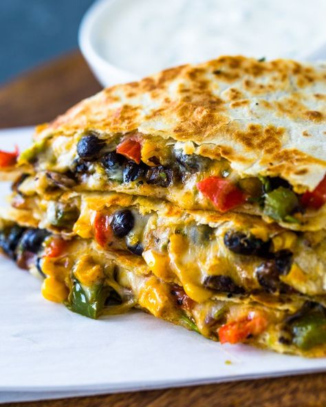 Black bean veggie quesadilla Veggie Quesadillas, Veggie Quesadilla, Vegetarian Dinner Ideas, Gimme Delicious, Vegetarian Quesadilla, Diner Recept, Meatless Dinner, Quesadilla Recipes, Tasty Vegetarian Recipes