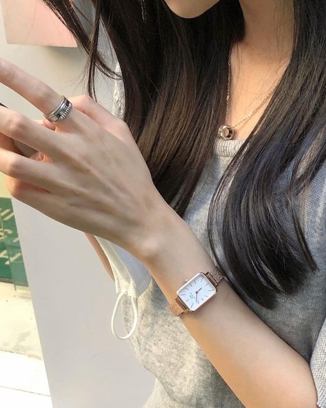 Simplistic Jewelry, Watches Women Simple, Asthetic Picture, Korean Ulzzang, Trendy Dress Outfits, Jo Yuri, Pretty Hands, Hand Model, Watches Women