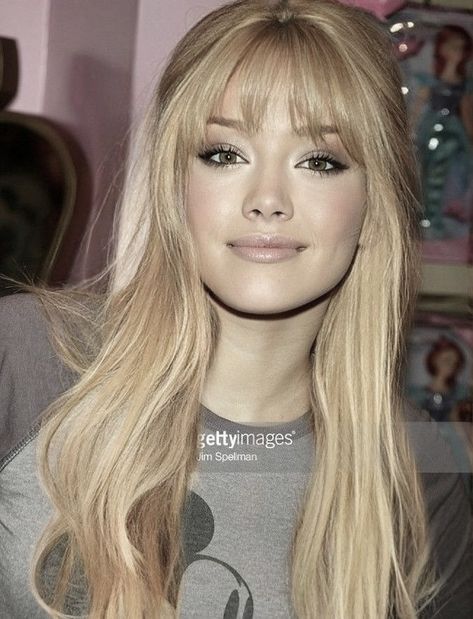 Hilary Duff Bangs, 2000s Layered Hair, 2003 Makeup, Hilary Duff Makeup, Blond Bangs, Hilary Duff Hair, 2000 Hair, Alt Hair, 2000s Hair