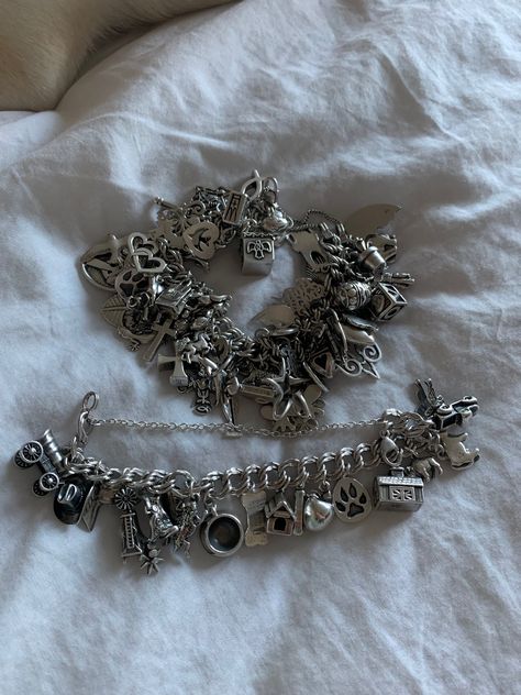 James Avery Charm Bracelet, Mint Aesthetic, Pandora Bracelet Charms Ideas, Xoxo Jewelry, Girly Bracelets, Pandora Bracelet Designs, Dope Jewelry Accessories, Body Decor, Crocs Fashion