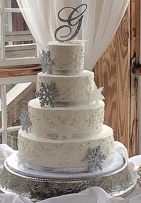 Buttercream design of sanding sugar and snowflakes Snow Wedding Cake, Winter Wonderland Cake Ideas, Winter Wonderland Wedding Cake, Quinceanera Winter Wonderland, Snowflake Wedding Cake, Winter Wonderland Wedding Cakes, Quince Blue, Sweet 16 Winter Wonderland, Sweet 16 Winter