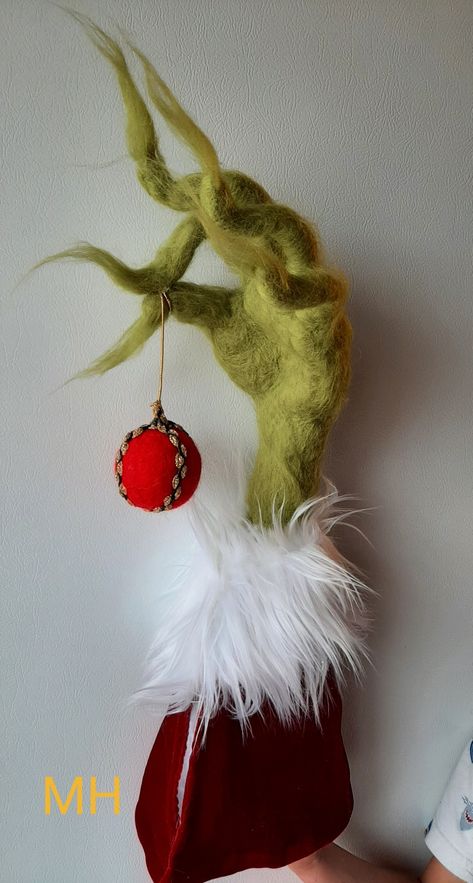 Needle Felt Grinch, Needle Felted Grinch, Needle Felting Cute, Needle Felting Christmas Ornaments, Kid Christmas Crafts, Christmas Stall Ideas, Needle Felting Diy Tutorials, Needle Felted Ornaments, Needle Felting Tutorial