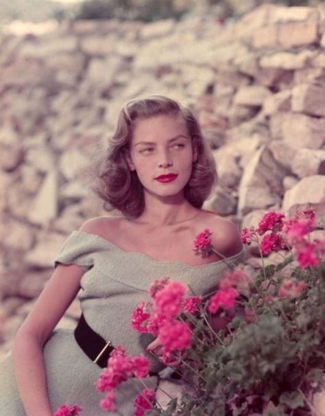 25 Stunning Color Photos Defined Fashion Style of Lauren Bacall in the 1940s ~ Vintage Everyday Lauren Baccal, Lauren Bacall Style, Carroll Baker, Bogie And Bacall, Jean Simmons, Elizabeth Montgomery, Turner Classic Movies, Lauren Bacall, Humphrey Bogart