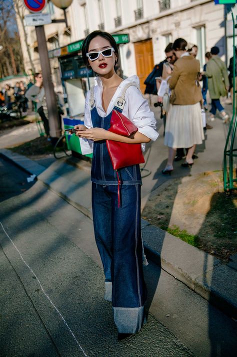 Overalls Dressed Up, Dungarees Street Style, Unique Jeans, Denim Street Style, Street Style Fall, Quoi Porter, Paris Fashion Week Street Style, Denim Overall Dress, All Jeans