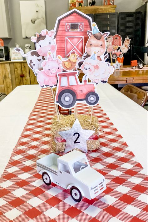 Farm Centerpieces Birthday, Farm Theme Centerpieces, Farm Birthday Theme, Girl Farm Birthday Party, Farm Table Centerpiece, Birthday Party Table Decor, Kids Party Centerpieces, Girls Farm Birthday, Animal Themed Birthday Party