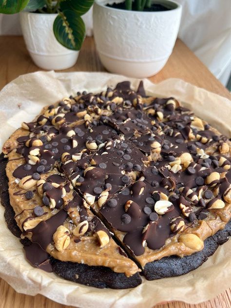 Deliciously Decadent Date Caramel Brownie Bark - Upbeet & Kaleing It Date Brownies No Bake, Recipes Using Dates Desserts, Date Bark Recipe Healthy, Vegan Chocolate Recipe, No Bake Desserts Healthy, Healthy Date Recipe, Healthy Date Desserts, Healthy Deserts Recipes Clean Eating, Date Bark