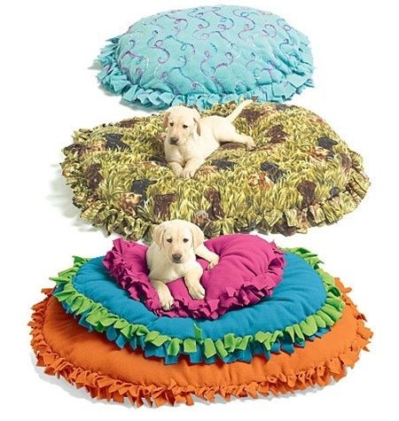 Make a quick and easy "no sew!" pet bed in 15 minutes, for under $10.  Ruby Canoe Blog :) Lou Dog, Old Cribs, Kat Diy, Chat Diy, Diy Pet Bed, Old Pillows, Animal Projects, No Sew, Sandbox