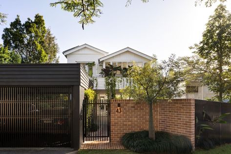 Brisbane creatives, we’ve found you an award-winning home for your next shoot! Just 15 minutes from the CBD, Casa Jardim, designed by @leticia_laardesign blends South American flair with timeless Queensland style ✨ Featured in Brisbane Open House last year and winner of the Queenslander Category for Australia’s Best House at 9Life this year, this home offers natural light, lush outdoor spaces, and seamless indoor flow—ideal for capturing the perfect shot. 📸⁠ ⁠You won’t see this house liste... 70s House Exterior, 1960s House Renovation, Modern Queenslander, Elevation Architecture, 1960 House, Queenslander Renovation, 1960s House, 70s House, Front Fence