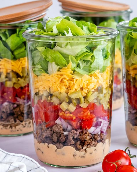 Cheeseburger Salad-in-a-Jar | Clean Food Crush Jar Meal Prep, Mason Jar Meal Prep, Jar Salad Recipes, Cheeseburger Salad, Salad Jars, Salad Jar Recipe, Salad And Dressing, Mason Jar Salads, Jar Salad