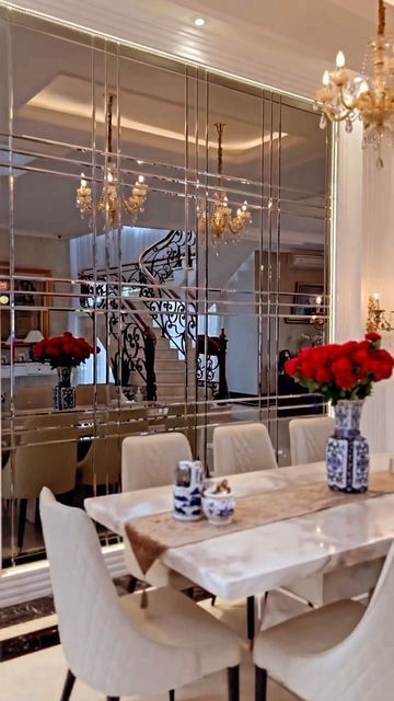 Dining Room Glass Wall Design, Dinning Mirror Design, Dining Wall Mirror Design, Mirror Wall Decor Dining Room Modern, Dining Room Mirrors Ideas, Dining Room Design Mirror, Dinning Room With Mirrors, Mirrors For Dining Room Wall, Dining Room With Mirror Wall