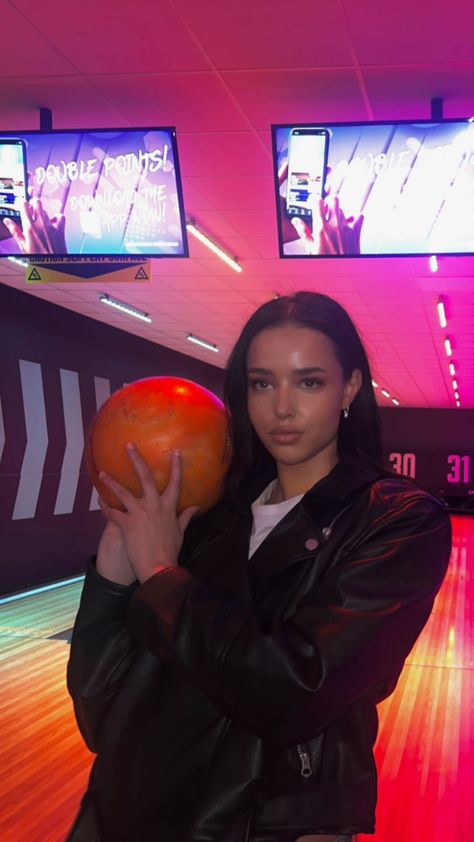 Bowling Aesthetic Pictures, Bowling Outfit Aesthetic, Bowling Aesthetic, Bowling Pictures, Girls Bowling, Bowling Outfit, Perfect Score, Foto Inspo, Life Dump