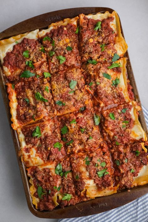 lasagna cut in pan Ree Drummond Lasagna, Authentic Meatballs, Beef Breakfast Sausage, Best Lasagna Ever, Christmas Lasagna, Ground Beef Breakfast, Ree Drummond Recipes, Best Lasagna, Best Lasagna Recipe