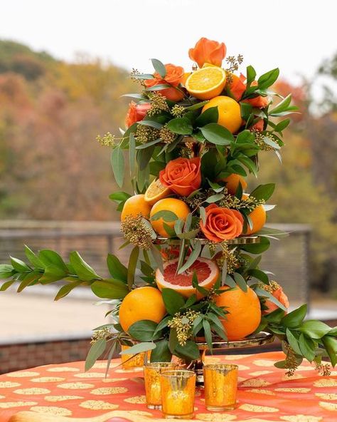 Fruit Table Set Up, Wedding Fruit Decoration, Dried Fruit Centerpiece, Citrus Inspired Wedding, Orange Fruit Party, Citrus Table Decor, Orange Themed Party, Citrus Wedding Decor, Lunch Table Settings