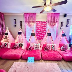 Barbie Party Ideas for a Girl Birthday | Catch My Party Barbie Sleepover Party, Barbie Slumber Party, Barbie Party Ideas, Makeup Birthday Party, Makeover Party, Slumber Party Favors, Slumber Party Invitations, Slumber Party Birthday, Sleepover Invitations